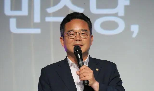 祝辞を述べる共に民主党のミン・ビョンドク国会議員（写真：wowKorea）