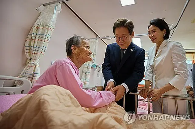 国立小鹿島病院で、夫人と共にハンセン病患者に声を掛ける李大統領（大統領室提供）＝（聯合ニュース）≪転載・転用禁止≫