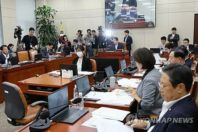 国会国防委員会の会議の様子＝２５日、ソウル（聯合ニュース）
