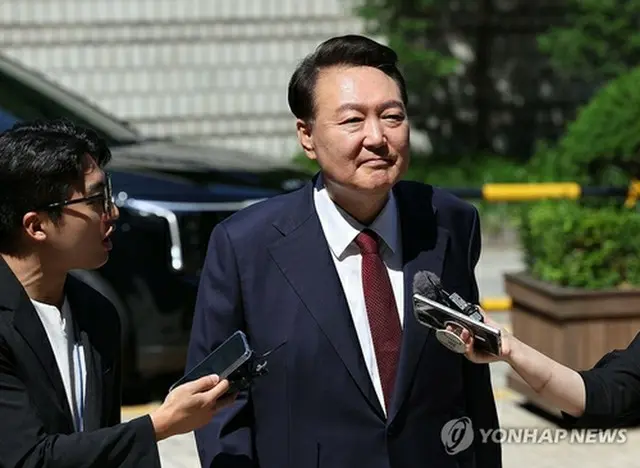 第８回公判に出廷するため、ソウル中央地裁に入る尹前大統領＝２３日、ソウル（聯合ニュース）