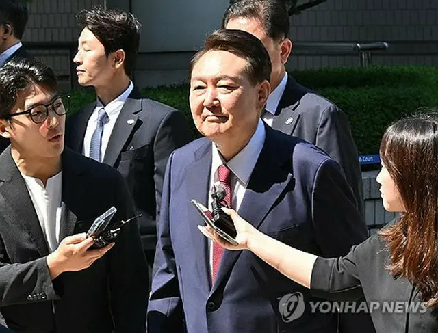 昨年１２月の「非常戒厳」宣言を巡り内乱首謀罪などに問われた韓国の尹錫悦（ユン・ソクヨル）前大統領の第８回公判が２３日、ソウル中央地裁で開かれた。地裁に入る尹前大統領＝（聯合ニュース）