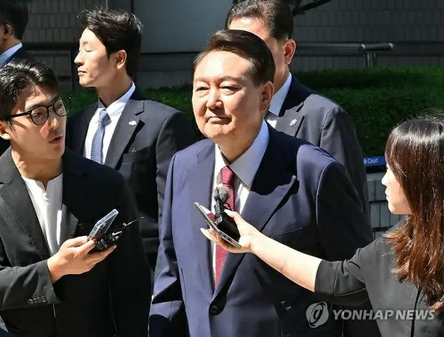 昨年１２月の「非常戒厳」宣言を巡り内乱首謀罪などに問われた尹前大統領の第８回公判が２３日、ソウル中央地裁で開かれた。地裁に入る尹前大統領＝（聯合ニュース）