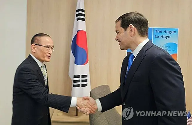 握手する魏聖洛氏（左）とルビオ氏（大統領室提供）＝（聯合ニュース）≪転載・転用禁止≫