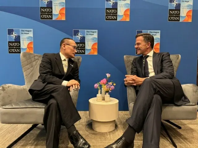 意見交換する魏聖洛・国家安保室長（左）とＮＡＴＯのルッテ事務総長（大統領室提供）＝（聯合ニュース）≪転載・転用禁止≫