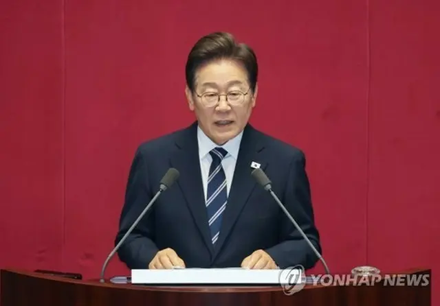 国会で施政方針演説を行う李大統領＝２６日、ソウル（聯合ニュース）