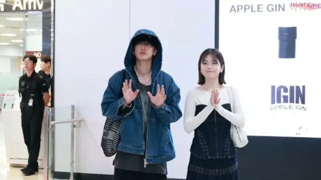 【空港ファッション映像レポ】日本版「私の夫と結婚して」主演の小芝風花＆佐藤健、たくさんのファンに迎えられて金浦国際空港に到着
