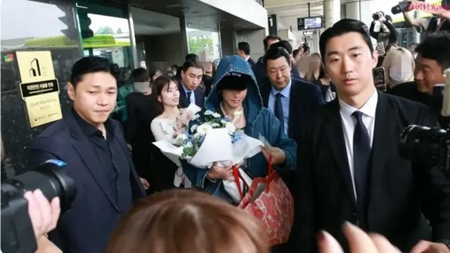 【空港ファッション映像レポ】日本版「私の夫と結婚して」主演の小芝風花＆佐藤健、たくさんのファンに迎えられて金浦国際空港に到着4