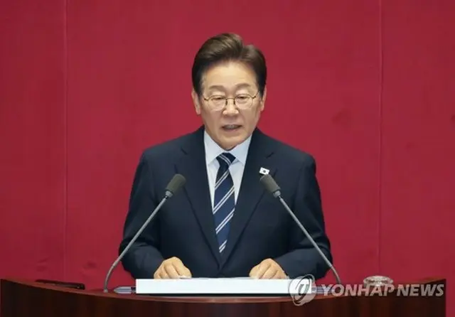 国会で施政方針演説を行う李大統領＝２６日、ソウル（聯合ニュース）