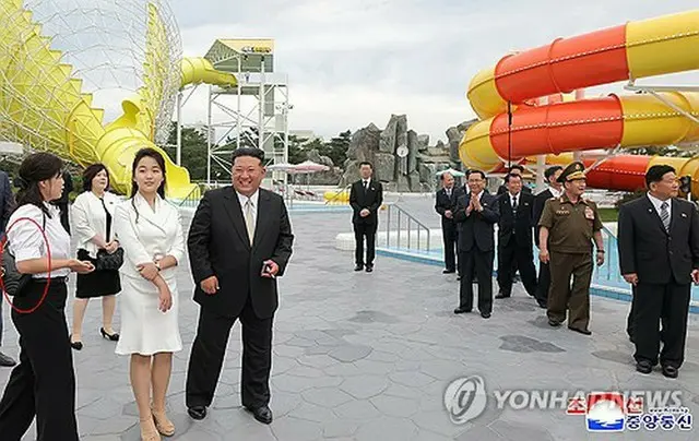 北朝鮮東部・元山の大規模なリゾート地「元山葛麻海岸観光地区」の完成式に出席した李雪主氏（左端）と娘のジュエ氏、金正恩氏＝（朝鮮中央通信＝聯合ニュース）≪転載・転用禁止≫