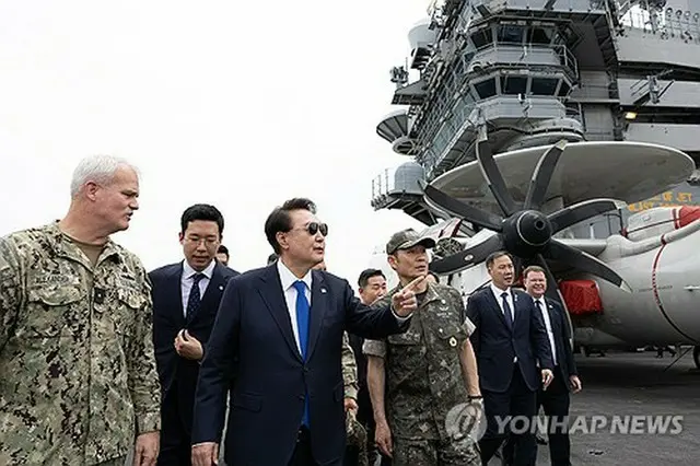 ２０２４年６月２５日、米空母「セオドア・ルーズベルト」を視察する尹大統領（大統領室提供）＝（聯合ニュース）≪転載・転用禁止≫