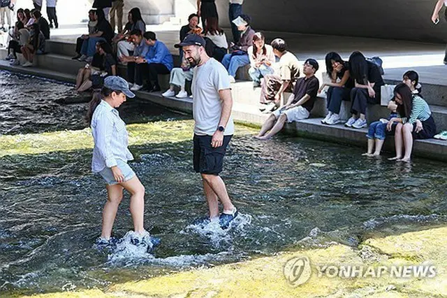ソウル・清渓川を訪れた外国人観光客＝（聯合ニュース）