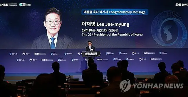 李大統領の祝辞を代読する大統領室の李圭淵（イ・ギュヨン）広報疎通首席秘書官＝２６日、ソウル（聯合ニュース）