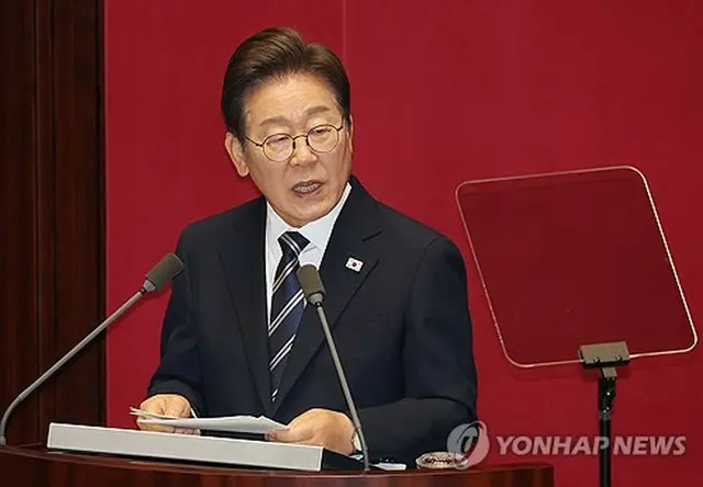 国会で施政方針演説を行う李大統領＝２６日、ソウル（聯合ニュース）