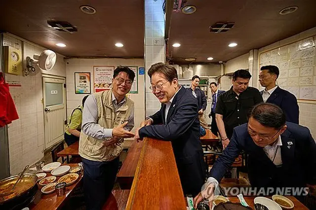 李大統領（中央）＝（聯合ニュース）