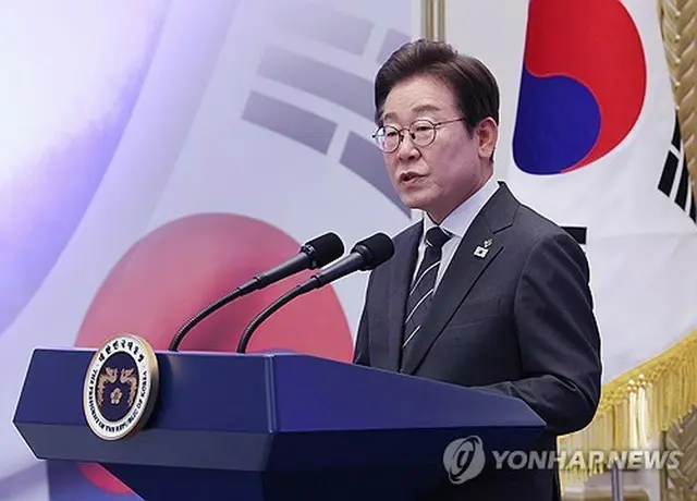 昼食会であいさつする李大統領＝２７日、ソウル（聯合ニュース）