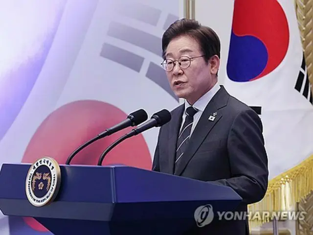 昼食会であいさつする李大統領＝２７日、ソウル（聯合ニュース）