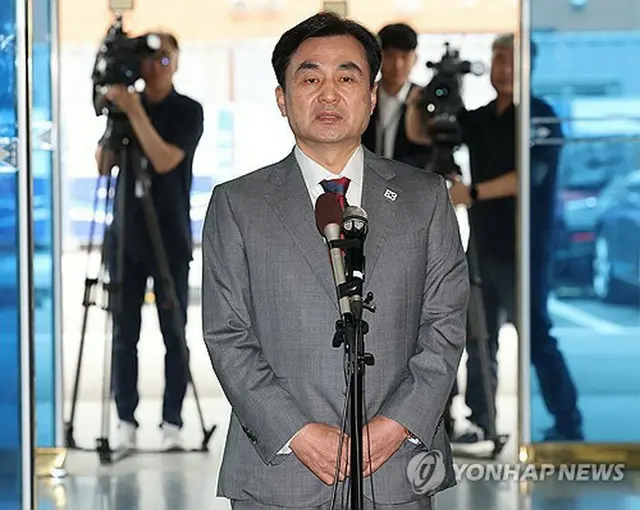 陸軍会館で記者団の取材に応じる安圭伯氏＝２７日、ソウル（聯合ニュース）