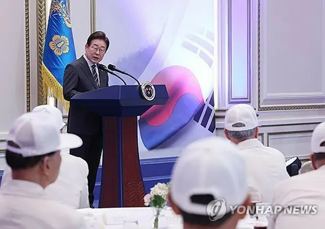昼食会であいさつする李大統領＝２７日、ソウル（聯合ニュース）