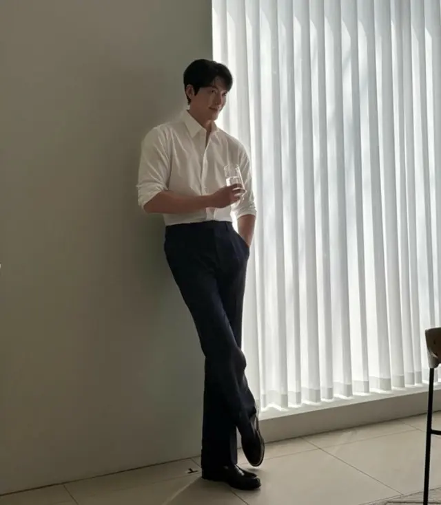 俳優キム・ウビン、自他共に認めるさりげない「ダンディズム」…シャツのフィットがスゴすぎ！