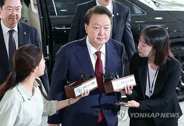 特別検察官の取り調べを受けるため、ソウル高検に入る尹前大統領＝２８日、ソウル（聯合ニュース）