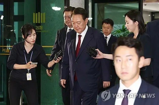 特別検察官の取り調べを終え帰宅する尹錫悦（ユン・ソクヨル）前大統領＝２９日、ソウル（聯合ニュース）