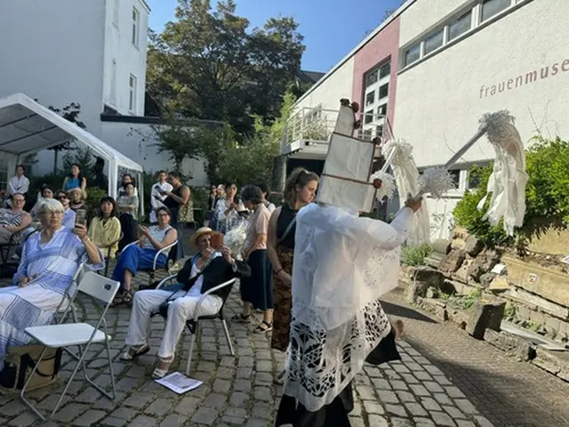 ボンの女性博物館前で開催された少女像の除幕式で行われた公演（コリア協議会提供）＝２８日、ボン（聯合ニュース）