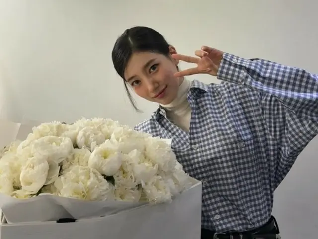 スジ（MissA）、レジェンド“彼女ショット“誕生…大きな花束をもらい愛嬌爆発