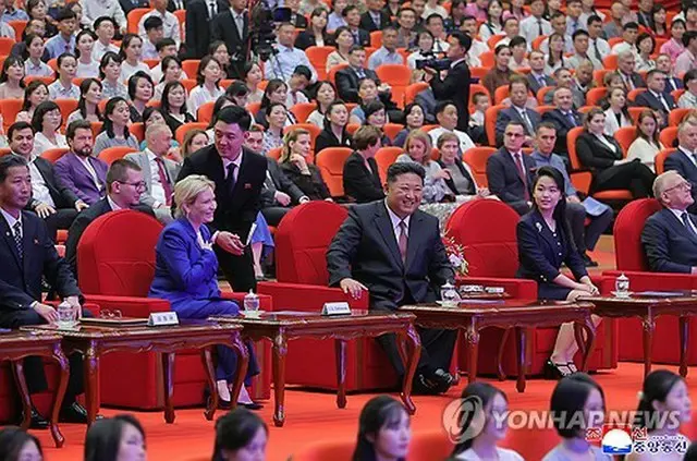 北朝鮮の朝鮮中央通信は３０日、金正恩（キム・ジョンウン）国務委員長（朝鮮労働党総書記）が２９日に平壌でロシアのリュビモワ文化相と会談したと報じた。会談後、公演を鑑賞する金正恩氏（中央）とリュビモワ氏（左から２人目）。金正恩氏の右隣には娘のジュエ氏が座っている。リュビモワ氏は２８日に代表団を率いて訪朝した＝（朝鮮中央通信＝聯合ニュース）≪転載・転用禁止≫