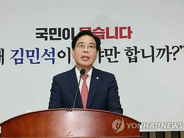 国会で開かれた「国民の力」の議員総会で発言する宋彦錫・院内代表＝３０日、ソウル（聯合ニュース）