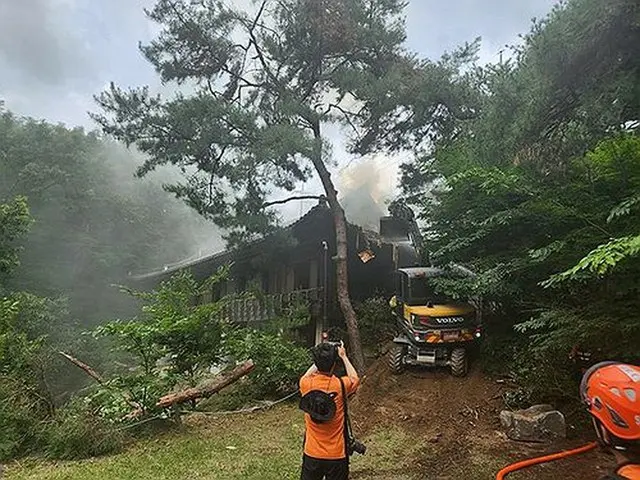 煙を上げる建物（城北区庁提供）＝（聯合ニュース）≪転載・転用禁止≫