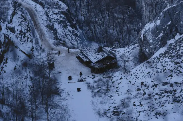 映画『ハルビン』、ヒョンビンらが砂漠、氷上、雪原の過酷な撮影に挑む大規模な3カ国ロケを敢行したメイキング映像解禁2