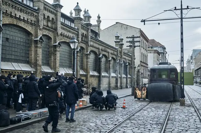 映画『ハルビン』、ヒョンビンらが砂漠、氷上、雪原の過酷な撮影に挑む大規模な3カ国ロケを敢行したメイキング映像解禁3