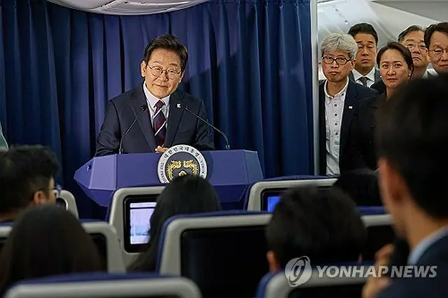 主要７カ国首脳会議（Ｇ７サミット）出席のためカナダに向かう専用機で１６日、記者団の取材に応じる李大統領＝（聯合ニュース）