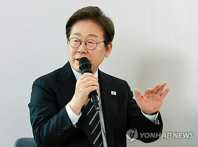 大統領室庁舎に世界的な文化・芸術賞の受賞者を招いて懇談会を開いた李大統領＝３０日、ソウル（聯合ニュース）