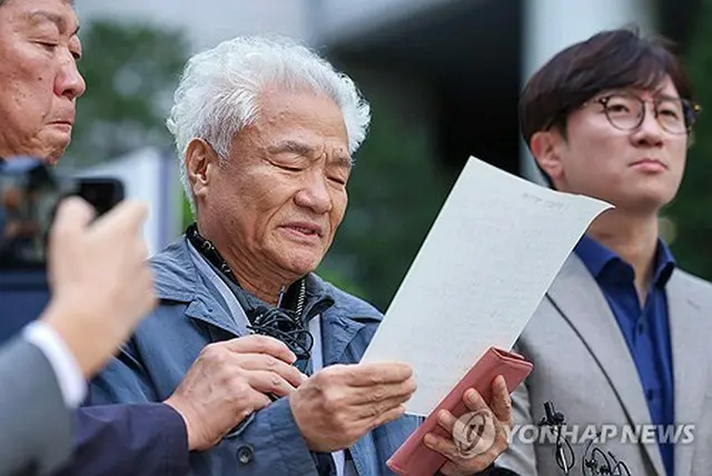 記者会見する李春植さんの長男＝２０２４年１０月、ソウル（聯合ニュース）