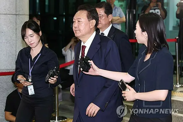 特別検察官の取り調べを終え帰宅する尹前大統領＝６月２９日、ソウル（聯合ニュース）