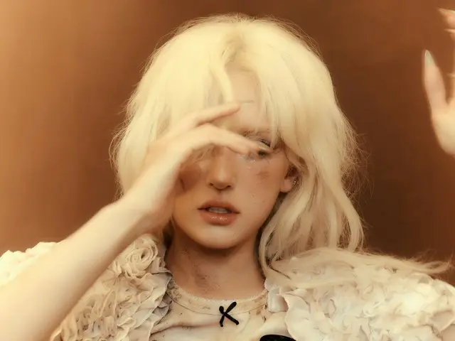 写真はチョン・ソミの新曲「EXTRA」のコンセプトフォト
