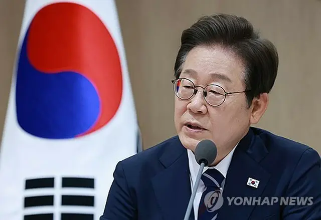 １日に開かれた閣議で発言する李大統領＝（聯合ニュース）