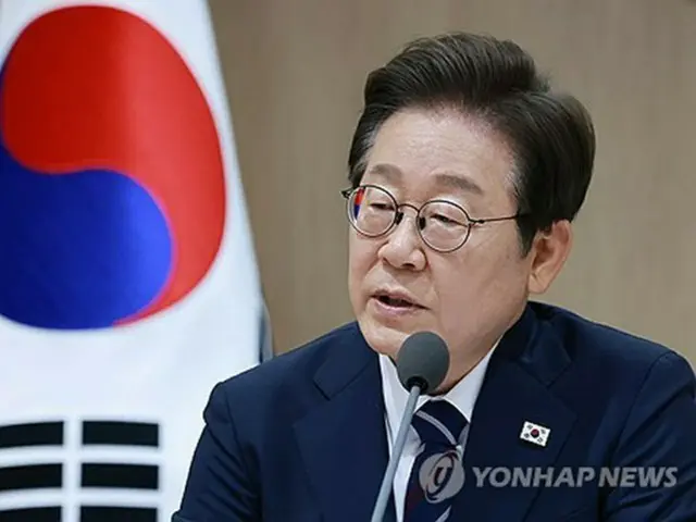 １日に開かれた閣議で発言する李大統領＝（聯合ニュース）