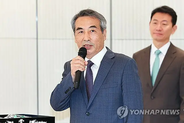 ソウル市内に設置された事務所の看板除幕式で発言する閔中基・特別検察官＝２日、ソウル（聯合ニュース）