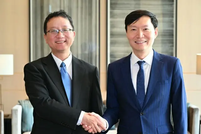 姜英信氏（右）と劉勁松氏（外交部提供）＝（聯合ニュース）≪転載・転用禁止≫