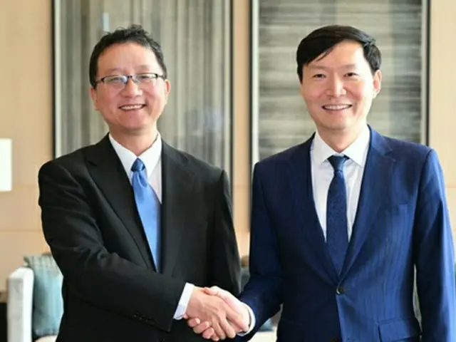 姜英信氏（右）と劉勁松氏（外交部提供）＝（聯合ニュース）≪転載・転用禁止≫