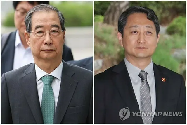 特別検察官の事情聴取を受けるため、ソウル高検に出頭した韓悳洙・前首相（左）と安徳根・産業通商資源部長官＝２日、ソウル（聯合ニュース）