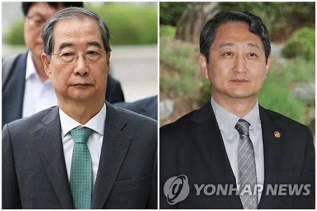 特別検察官の事情聴取を受けるため、ソウル高検に出頭した韓悳洙・前首相（左）と安徳根・産業通商資源部長官＝２日、ソウル（聯合ニュース）