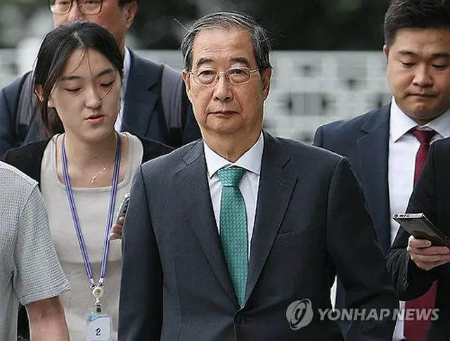特別検察官の取り調べを受けるため、ソウル高検に出頭する韓氏＝２日、ソウル（聯合ニュース）