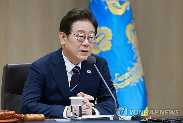 １日の閣議で発言する李大統領＝（聯合ニュース）