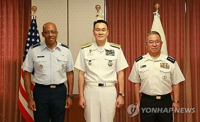 ２０２４年７月１８日、東京で会談した韓国の金明秀合同参謀本部議長（中央）、米国のブラウン統合参謀本部議長（左）、日本の吉田圭秀統合幕僚長（合同参謀本部提供）＝（聯合ニュース）≪転載・転用禁止≫