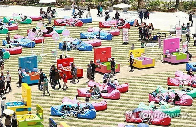 ソウル野外図書館「本読むソウル広場」（資料写真）＝（聯合ニュース）