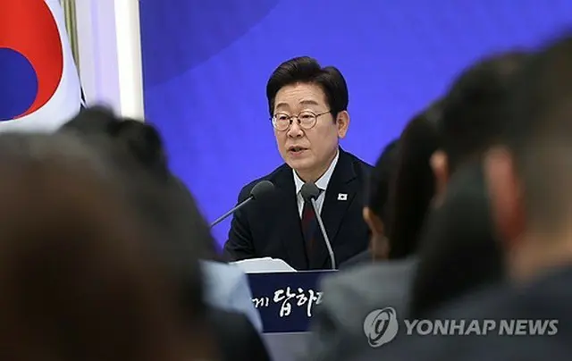 記者会見で発言する李大統領＝３日、ソウル（聯合ニュース）