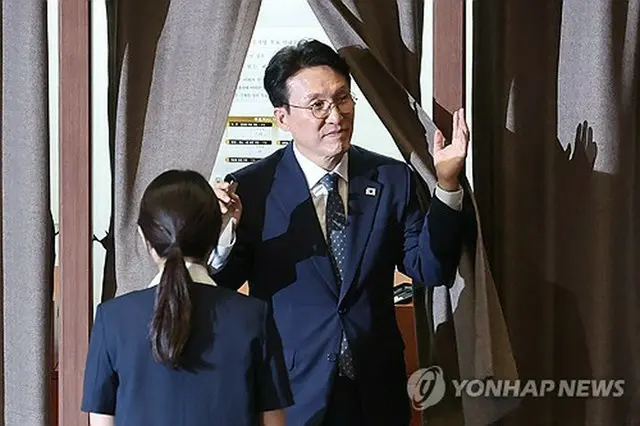 自身の任命同意案の採決に参加した金民錫氏＝３日、ソウル（聯合ニュース）
